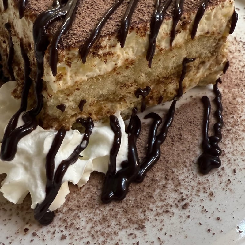 Hausgemachtes Tiramisu mit Schokolade und Kakao